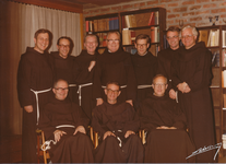 850804 Groepsportret van de minister generaal van de minderbroeders franciscanen John Vaughn (onderste rij, midden), te ...